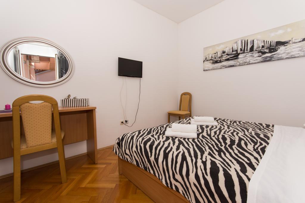 Guest House Mamut Каштела Екстер'єр фото