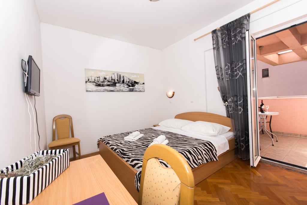 Guest House Mamut Каштела Екстер'єр фото