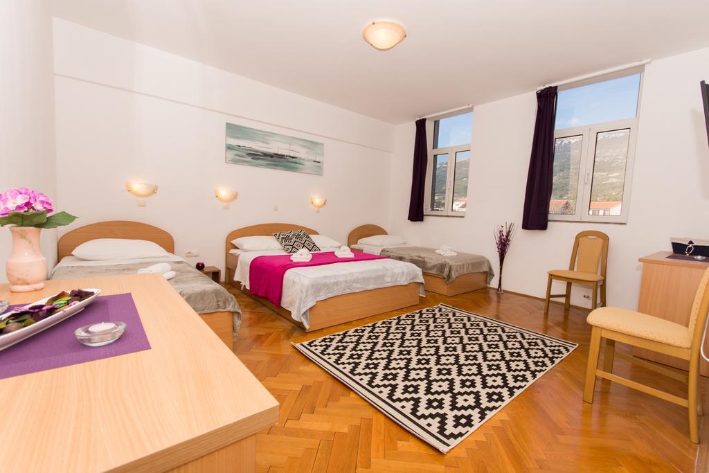 Guest House Mamut Каштела Екстер'єр фото