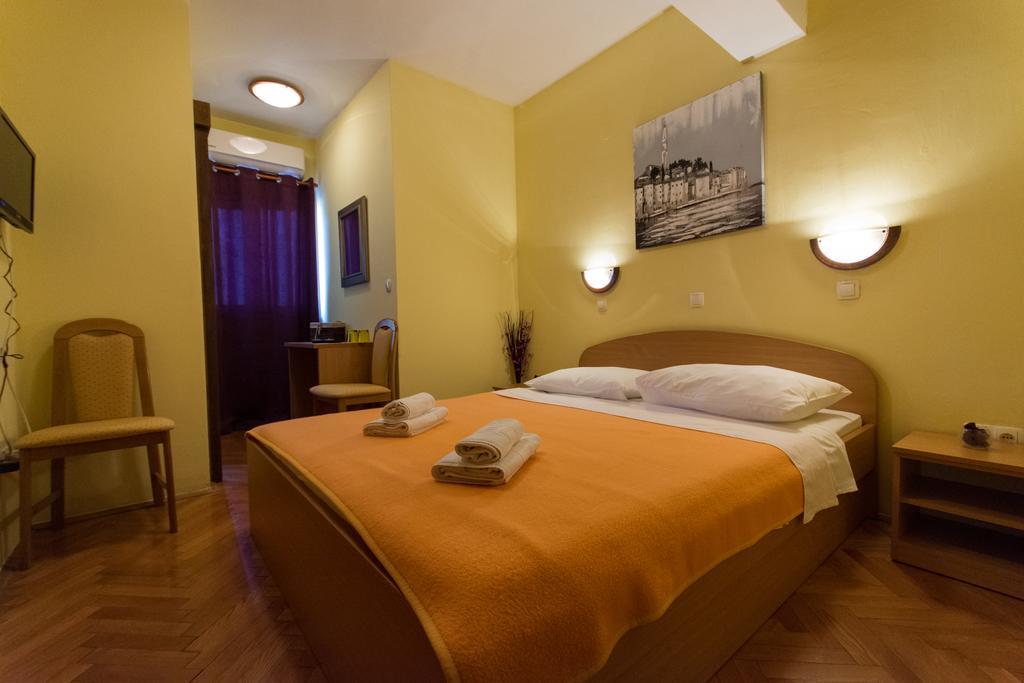 Guest House Mamut Каштела Екстер'єр фото
